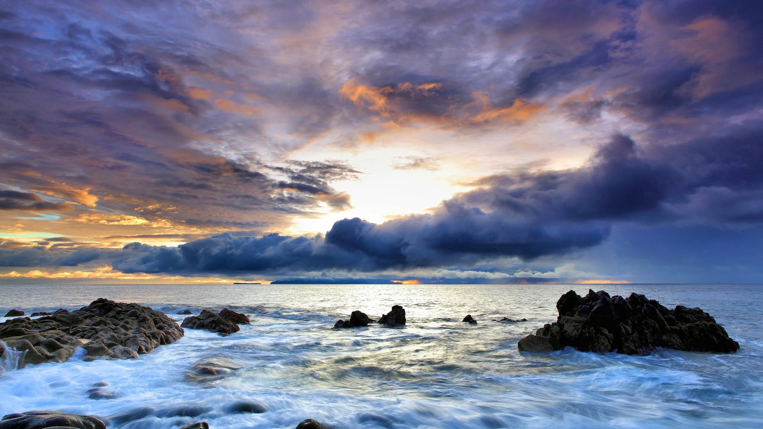 Прекрасное море фото Download wallpaper 2560x1440 coast, sea, water, cloudy, stones, sky widescreen 1