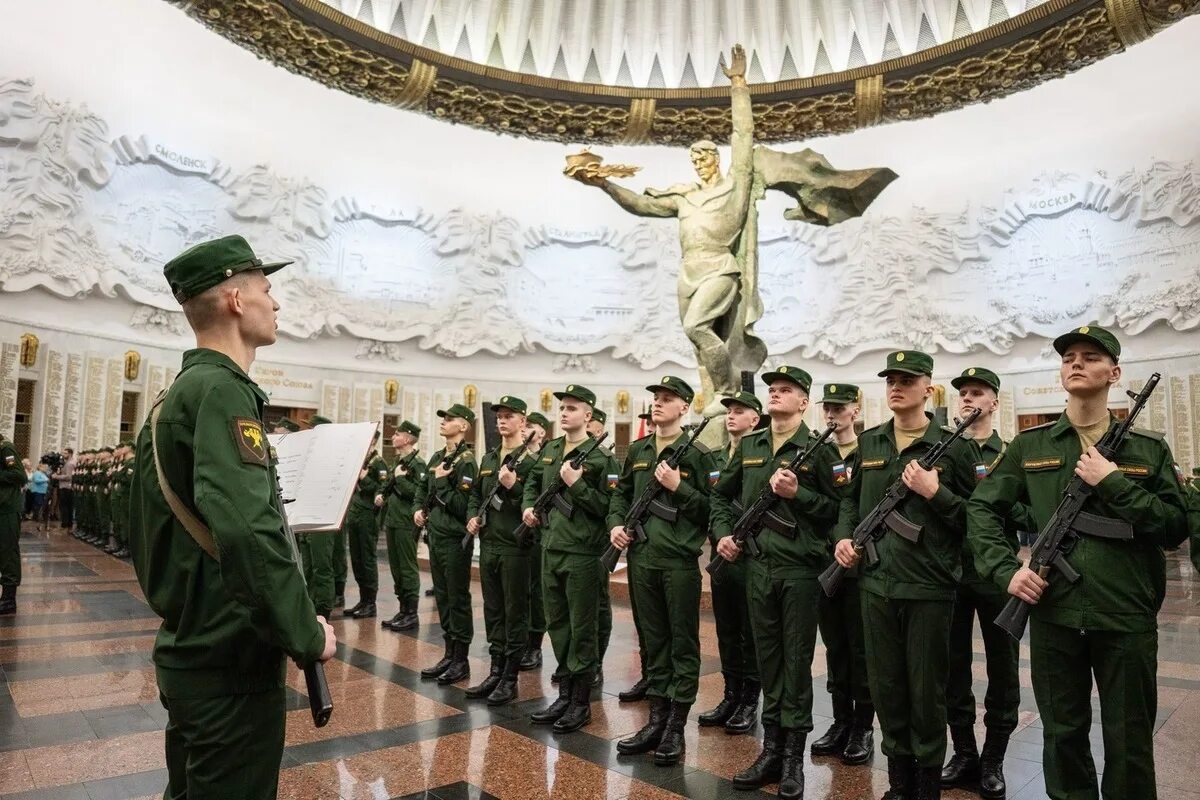 Преображенский полк фото 2024 срочники рязань Новобранцы Преображенского полка из Ярославской области приняли присягу в москов