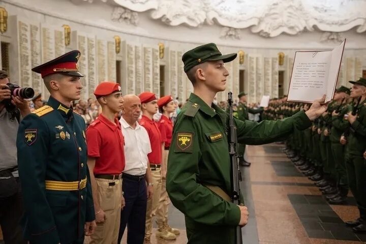 Преображенский полк фото 2024 срочники рязань Новобранцы Преображенского полка из Тульской области приняли присягу в Музее Поб