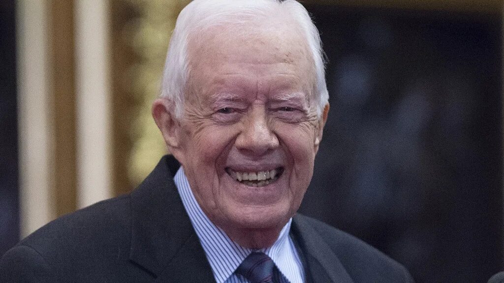 Президент картер сейчас фото Former President Jimmy Carter stops to shake every passenger's hand aboard a fli