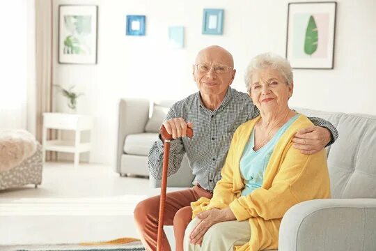 При оформлении в дом престарелых квартира отдается Happy Elder Couple Home Зображення - огляд 112,380 Стокові фото, векторні зображ