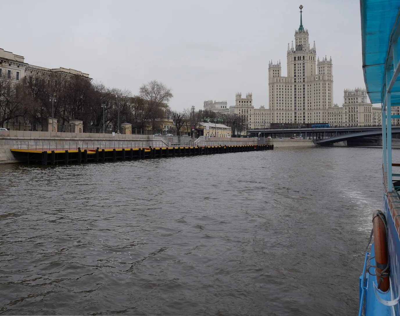 Причал китай город устьинский фото Файл:Причал Большой Устьинский мост 22-04-2017.jpg - Википедия