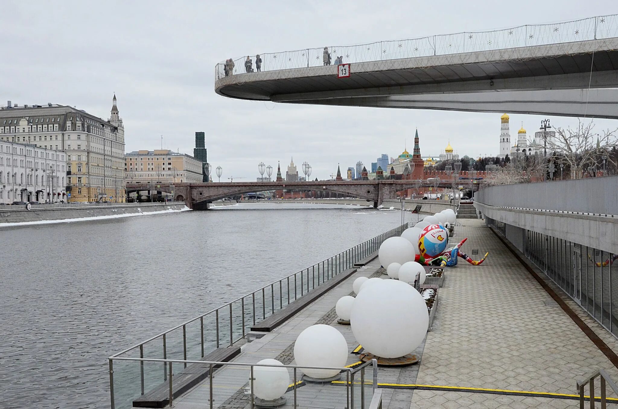 Причал зарядье москва москворецкая набережная фото Специальные противпадковые барьеры установили на двух набережных в центре столиц