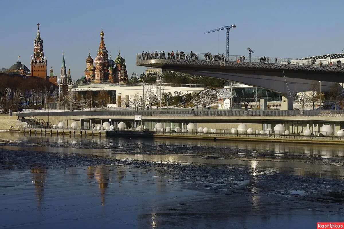 Причал зарядье москва москворецкая набережная фото Фото: Вид на Московский Кремль и Парящий мост в парке "Зарядье". Фотограф Руслан