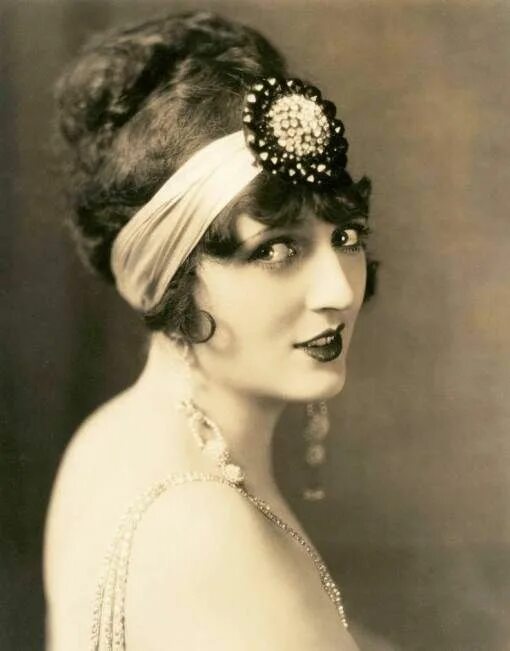 Прическа 1920 х годов женская ARCADE CARD - MOVIE STAR - CARMEL MYERS - HEAD BAND AND LONG EARRINGS - SEPIA - 