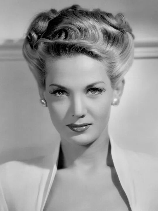 Прическа 1940 годов Todays hair & make up inspiration from Louise Allbritton (3 July 1920–16 Februar