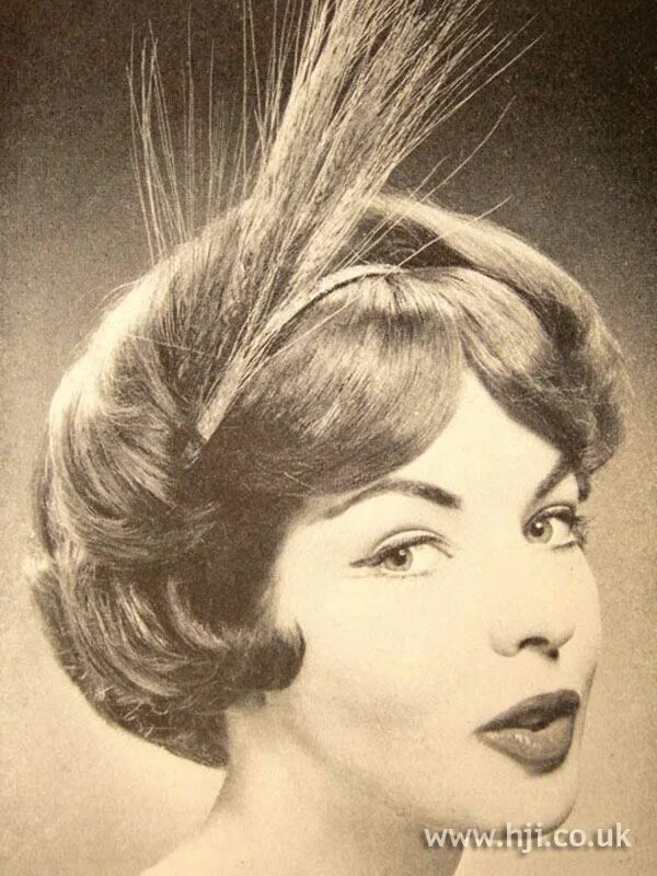 Прическа 1950 х годов 1958 bob feathers hairstyle Feathered hairstyles, Retro hairstyles, Hairstyle ga