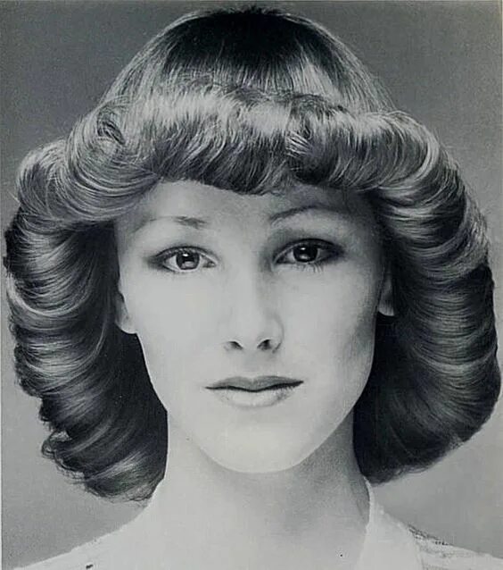 Прическа 1970 х годов coiffure mi courte des années 70 1970s hairstyles, 70s hair, Pageboy haircut