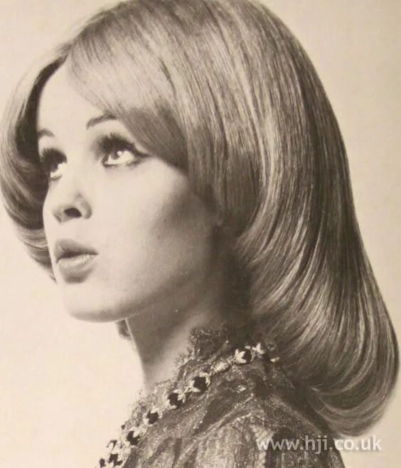 Прическа 1970 х годов carré des années 70 Vintage hairstyles, 1960s hair, Roll hairstyle