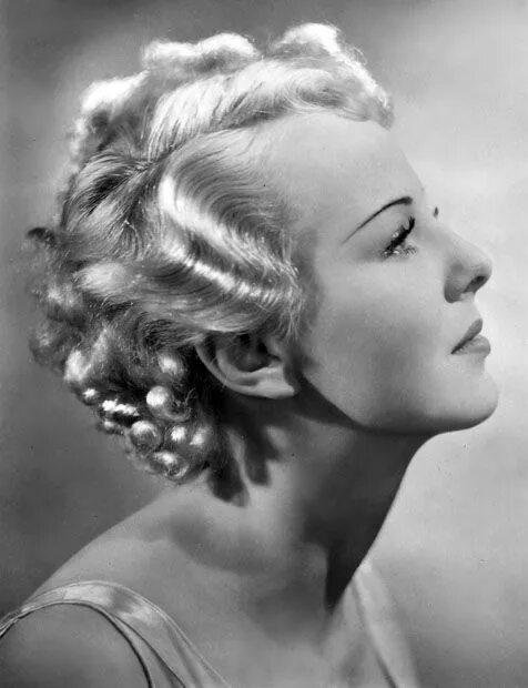 Прическа 20 века фото Anna Lee; 1936 at rusted shutter Vintage hairstyles, Anna lee, Old hollywood hai