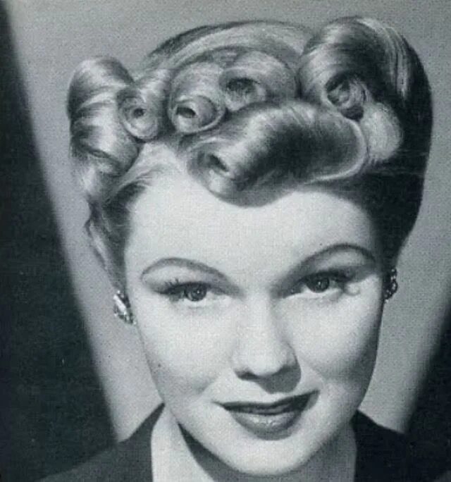 Прическа 40 годов фото женские Victory Rolls: The Hairstyle That Defined the 1940s Women's Hairdo vintage every