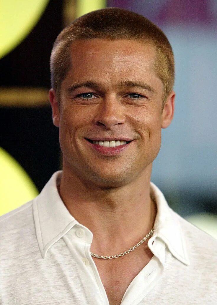 Прическа 52 года Brad Pitt in Burr Buzz cut. Brad pitt hair, Brad pitt, Brad pitt young