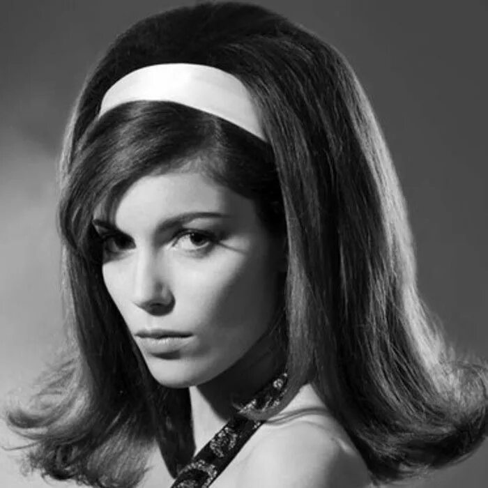 Прическа 60 х годов женская на длинные 60's inspired style. 3 3 3 Coiffure année 60, Coiffure année 70, Coiffures disco