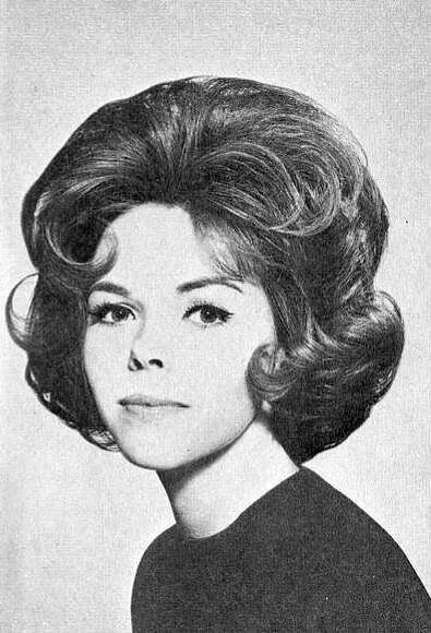 Прическа 60 лет короткие волосы 60s Curly Bouffant Hair Bouffant hair, 60s hair, Vintage hairstyles