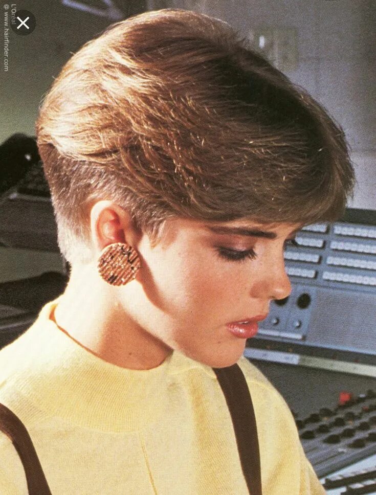 Прическа 90 х годов на короткие волосы Pin by Elizabeth on Hair 80s short hair, Wedge haircut, 80's hairstyle