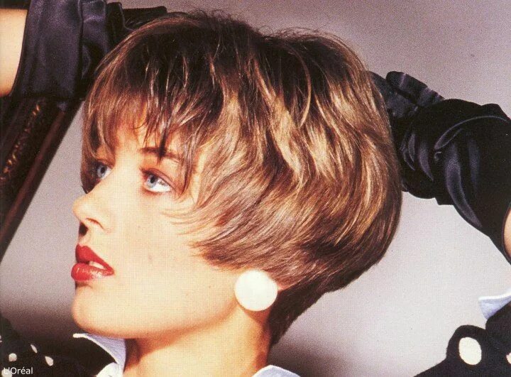 Прическа 90 х годов на короткие волосы Short eighties hairstyle with the hair cut very short at the back 80s short hair