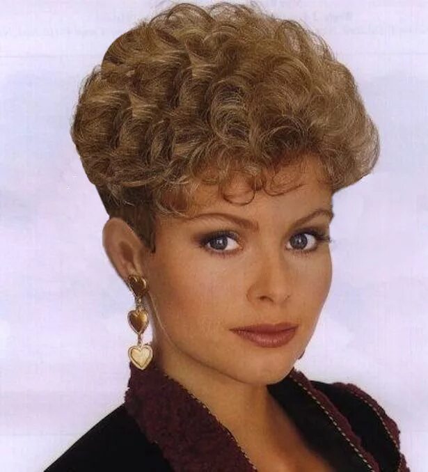 Прическа 90 х годов на короткие волосы Photoshopped Wig Short curly hairstyles for women, Short hair styles, Short hair