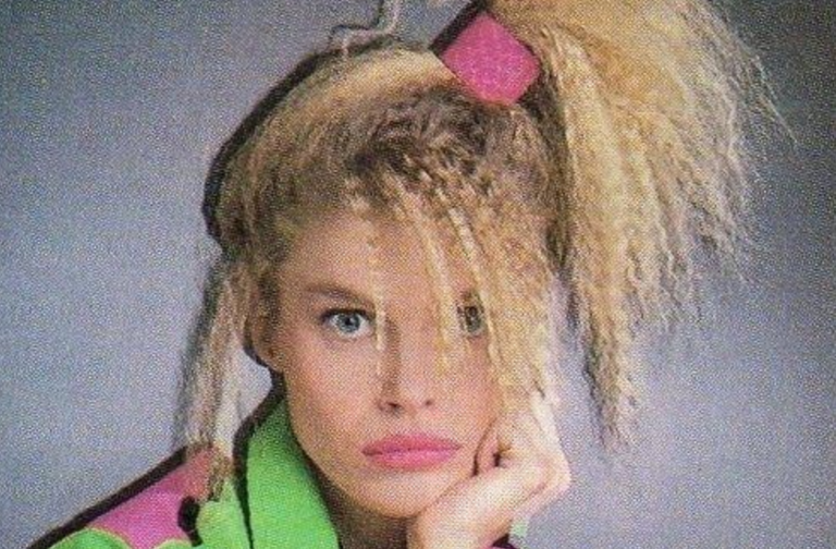 Прическа 90 каре Hairstyles Of The 80s: Go Big Or Stay Home Hair crimper, Hair styles, 80s hair s