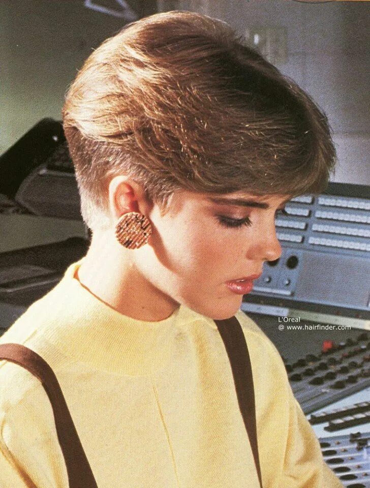 Прическа 90 на короткие волосы женская sweet girl 80s short hair, Wedge haircut, Short wedge hairstyles