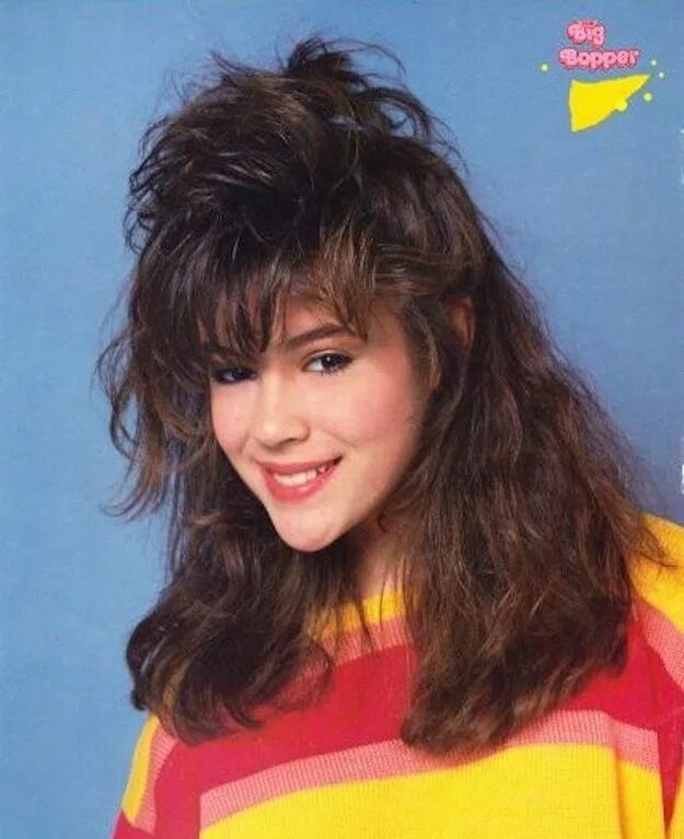 Прическа 90 с челкой женская Alyssa Milano: Champion Of '90s Style Cabello de los 90s, Peinado de los 80, Pel