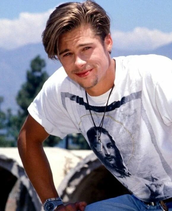 Прическа 90х мужская Brad Pitt looks ace rocking a simple print tee back in the 90s. Check out our ra