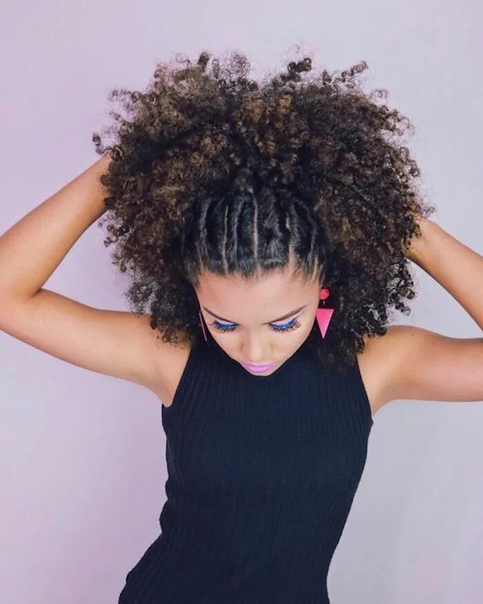 Прическа афро кудри на средние волосы Tendances chez la coiffure africaine pour 2022 Mixed race hairstyles, Curly hair