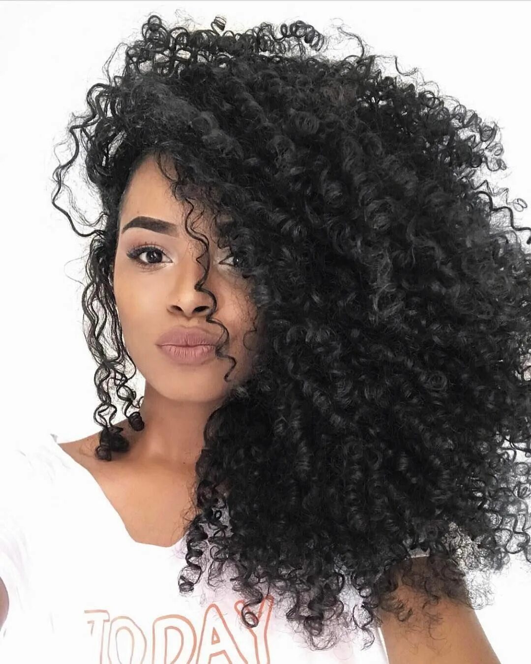 Прическа афро кудри женская @da'jharayhenriquez Mixed girl hairstyles, Natural hair styles, Curly hair style