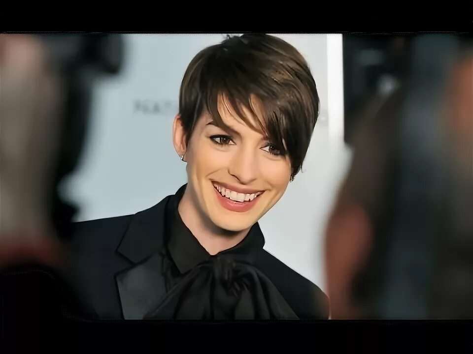 Прическа актрисы Anne Hathaway May Be Joining Robert DeNiro In THE INTERN - AMC Movie News - YouT