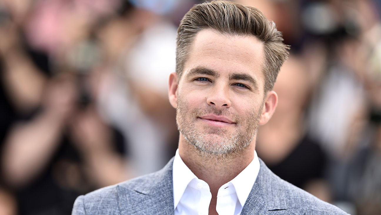 Прическа американка мужская Chris Pine Hulu Robert F. Kennedy Limited Series