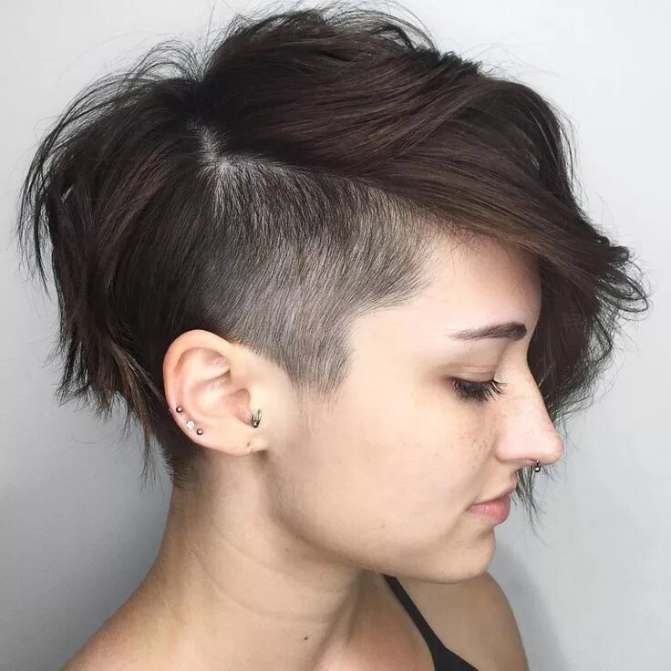 Прическа андеркат женская Long Choppy Pixie With Temple Undercut Thick hair styles, Short hair undercut, S