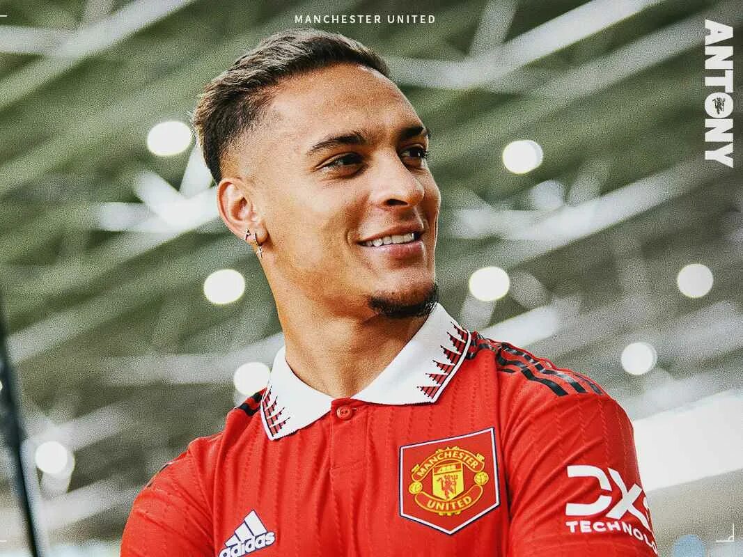 Прическа антони 2024 First photos of Antony in Man Utd kits after transfer from Ajax Manchester Unite