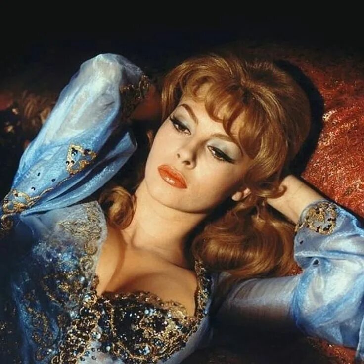 Прическа анжелика фото Michèle Mercier in "Angélique et le roi" 1966 ✨ * * #michelemercier #60s #50s #6