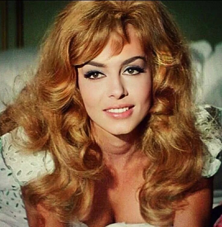 Прическа анжелика фото Beautiful Michele Mercier as Angelique. Vintage hairstyles, French beauty, Hair 