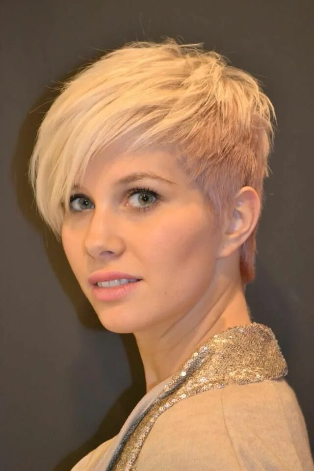 Прическа асимметрия на короткие 50 Pin by Petra Smit Brouwer on Kapsels Super short hair, Short sassy hair, Short h