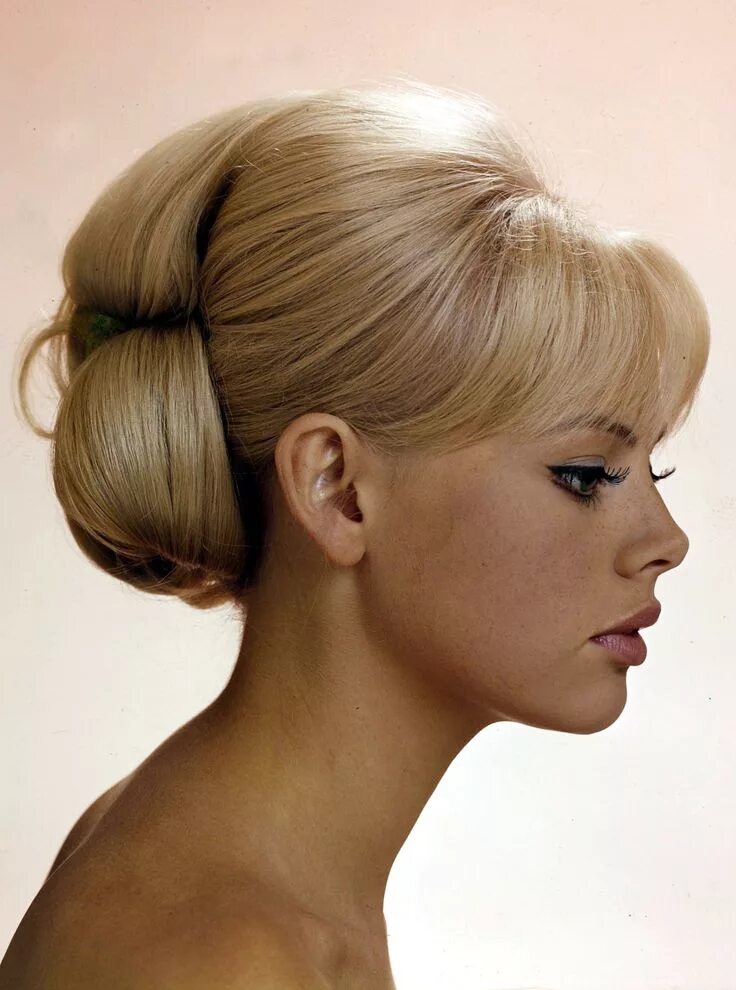 Прическа бабетта фото Britt Ekland Wedding hair inspiration, Vintage hairstyles, Long hair styles