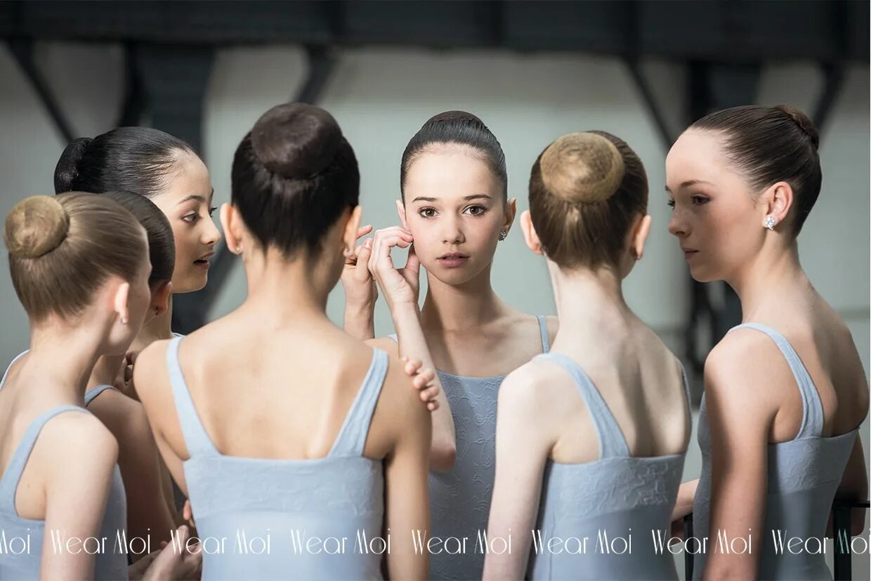 Прическа балерины как сделать Students from the Paris Opera Ballet School are wearing Atena. http://www.wearmo