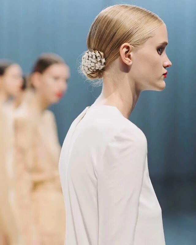 Прическа балерины как сделать Ryan Roche's Ballerina Buns For Spring 2017 Vogue