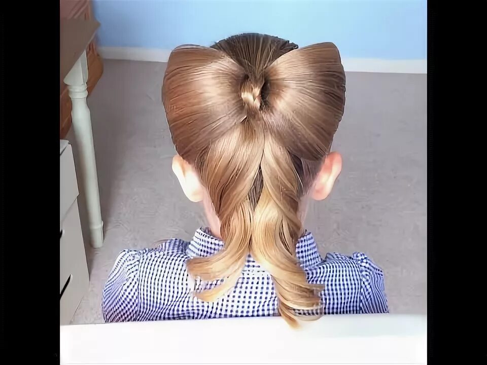 Прическа бант из волос для девочки Elsa's Stunning Coronation Hairstyle