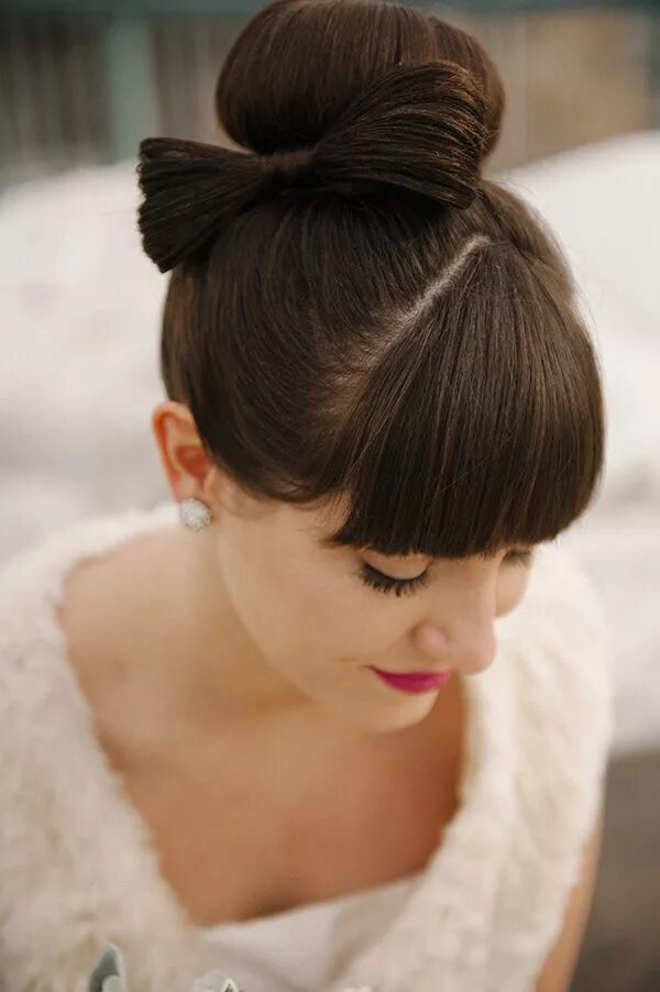 Прическа бантиком фото Modern Rooftop Wedding Classy hairstyles, Bridal hair and makeup, Hair highlight