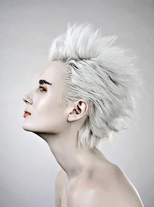 Прическа бела White Hair Done Awesome. White hair, Hair color trends, Snow white hair