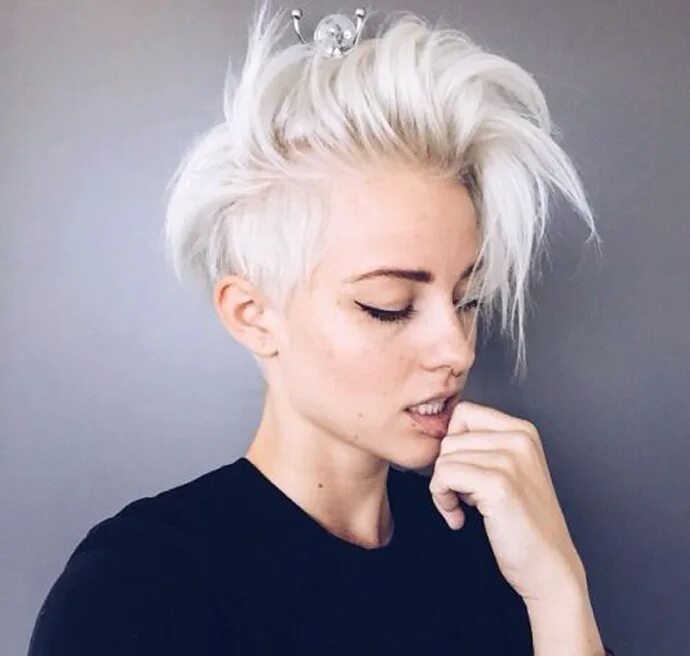 Прическа бела Undercut White blonde hair, Short hair styles, Short hair cuts