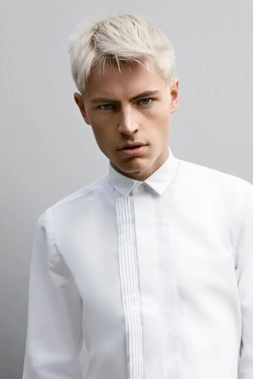 Прическа бела White hair guy Bleached hair men, Ice blonde hair, White hair men