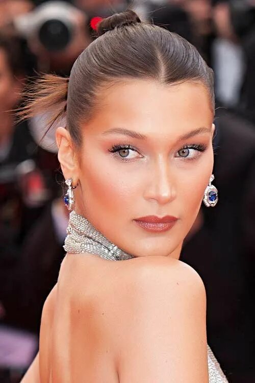 Прическа беллы хадид Bella Hadid Straight Medium Brown Bun Hairstyle Steal Her Style Bella hadid hair