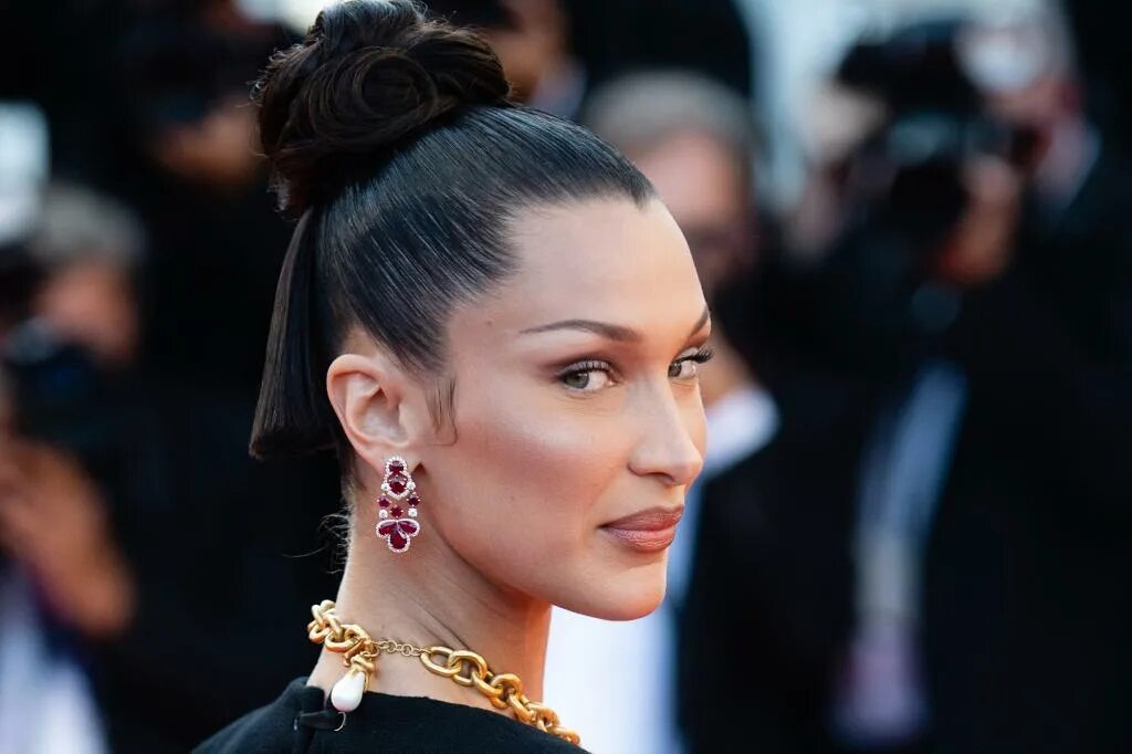 Прическа беллы хадид Bella Hadid's favorite 'clean girl' bun could cost you hair