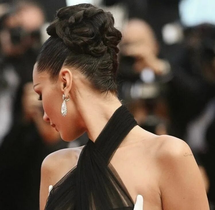 Прическа беллы хадид на короткие волосы Pin on more than a woman Wedding hair inspiration, Braided bun hairstyles, Red c