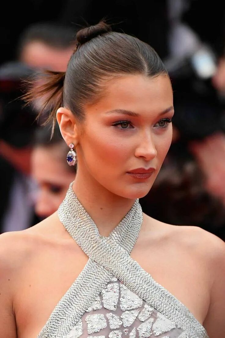 Прическа беллы хадид на короткие волосы Cannes Red Carpet Beauty 2018 Bella hadid hair, Red carpet beauty, Bella hadid h