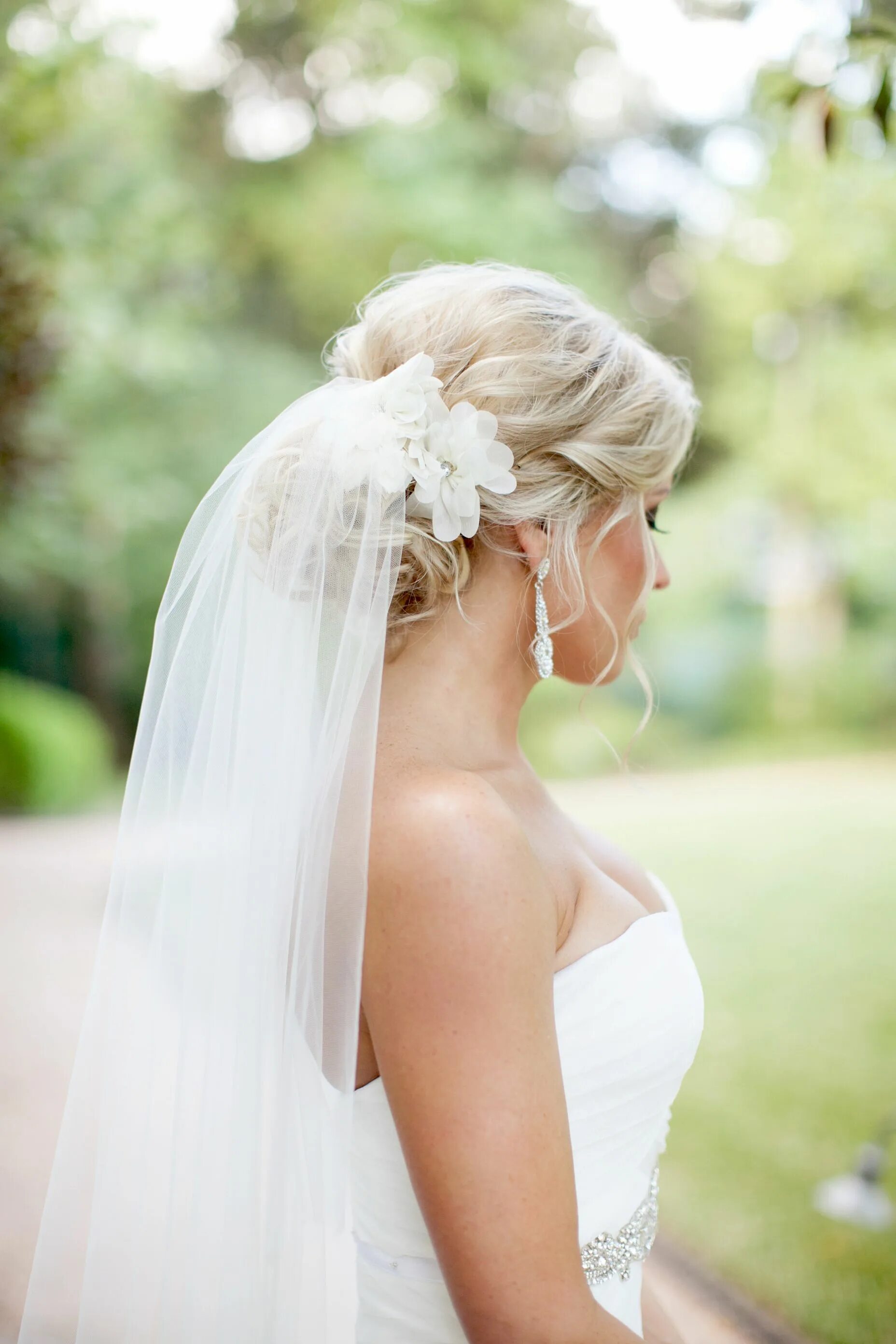 Прическа без фата Bridal Updo With White Flowers Classic wedding hair, Wedding hairstyles with vei