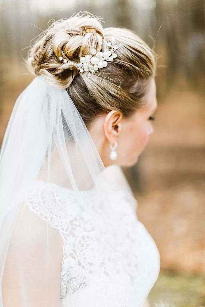 Прическа без фаты фото Chic Winter Lodge Wedding Wedding hairstyles with veil, High bun wedding, Bridal