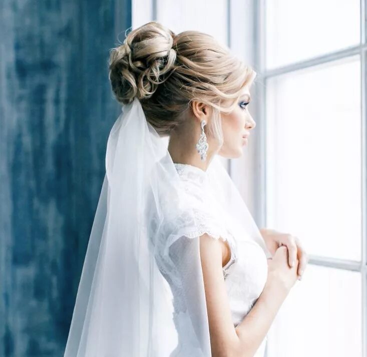 Прическа без фаты фото 22 New Wedding Hairstyles to Try - MODwedding Wedding hairstyles with veil, Wedd