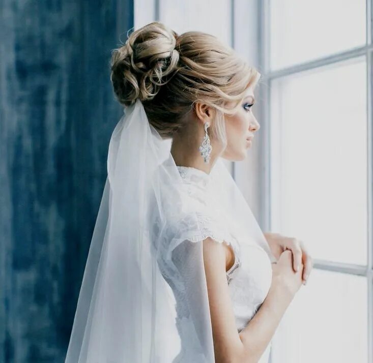 Прическа без фаты на средние волосы half up half down wedding hair Wedding hairstyles with veil, Bridal hair pins, H